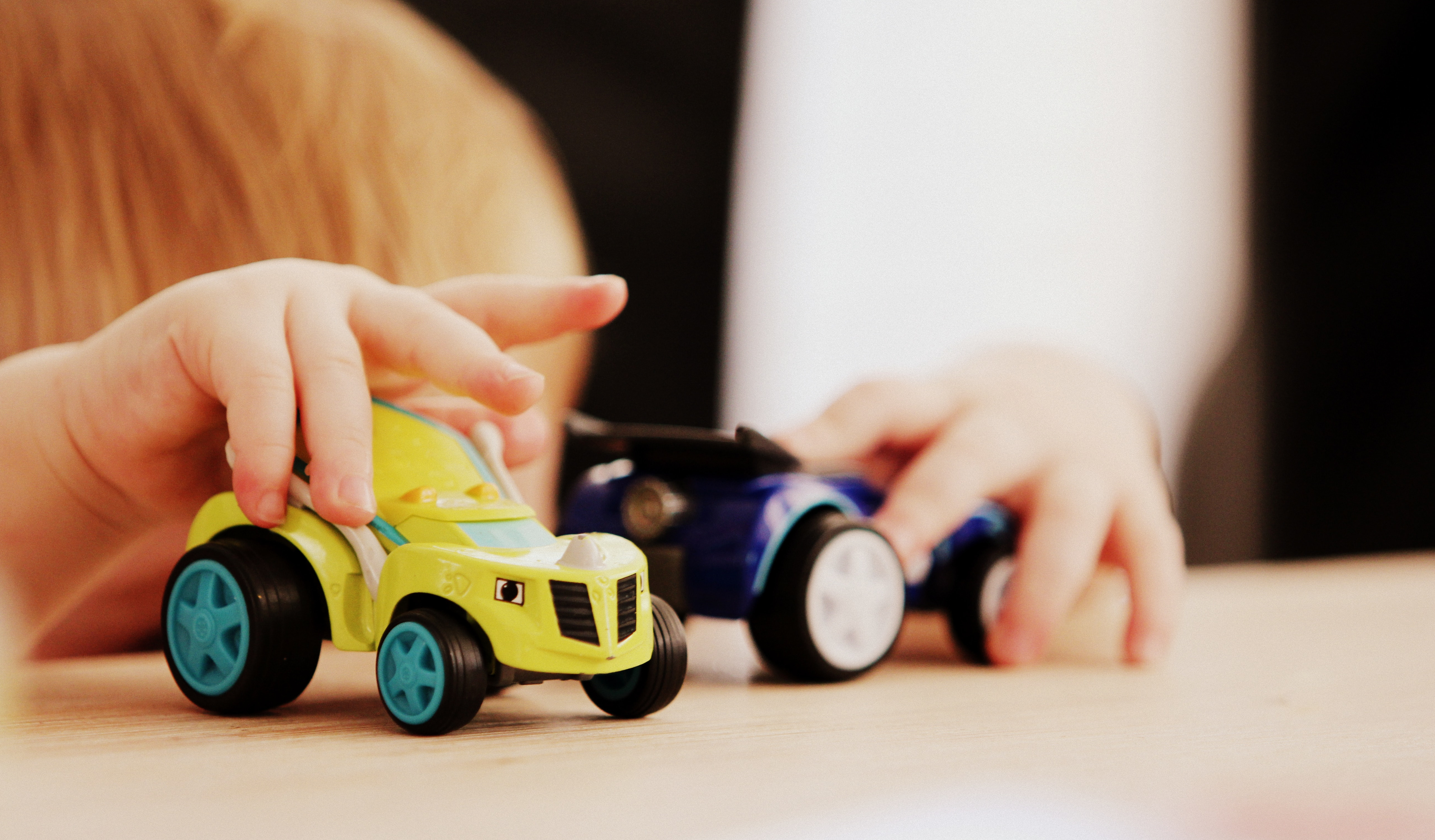 Foto Kleinkind spielt mit Spielzeugautos
