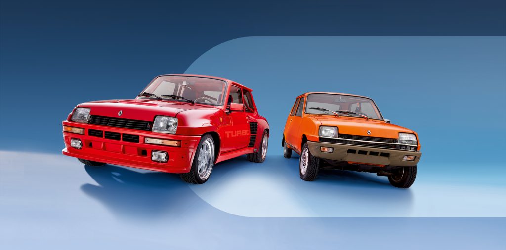 Zwei kleine Autos schauen in die Kamera: Die hochgetunte Rennvariante des Renault 5 steht neben dem biederen Serienmodell.