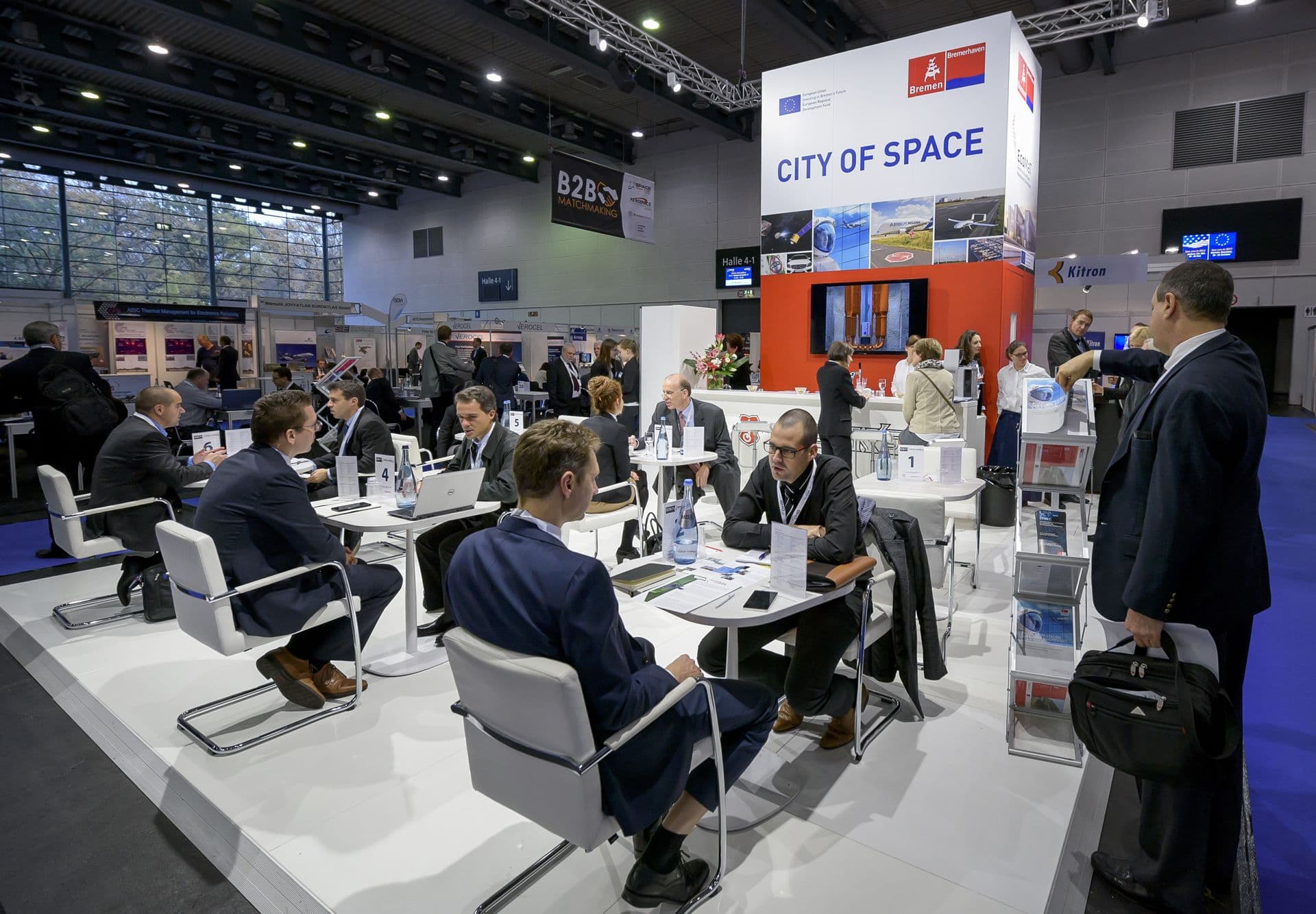 Blick auf einen Stand auf der Space Tech Europe 2015 mit dem Titel CITY OF SPACE