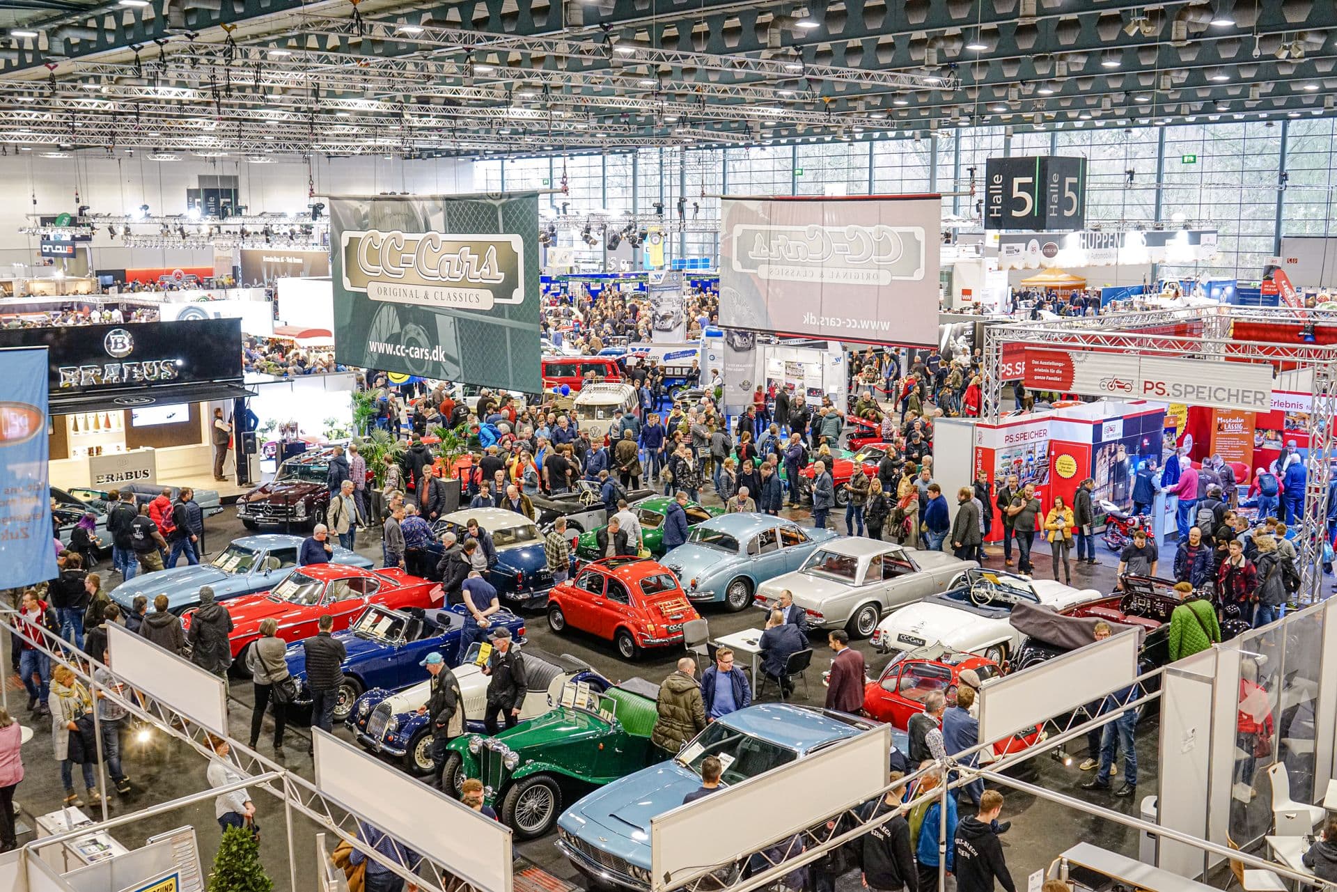 Blick auf die vollen Gänge auf der Bremen Classic Motorshow 2020 der MESSE BREMEN